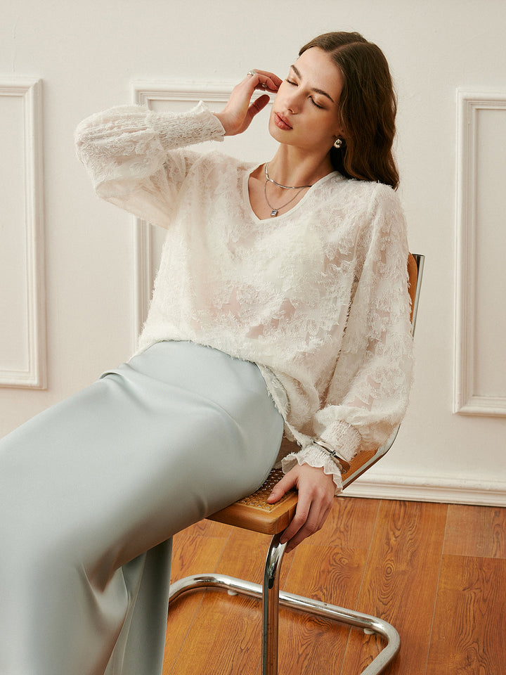 Şık Fırfırlı V-Yaka Bluz, Zarif Fener Kollar ve Güzel İşlemelerle