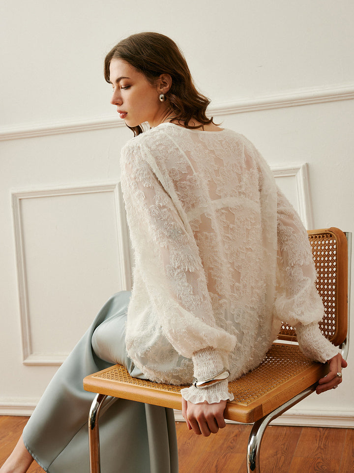 Şık Fırfırlı V-Yaka Bluz, Zarif Fener Kollar ve Güzel İşlemelerle