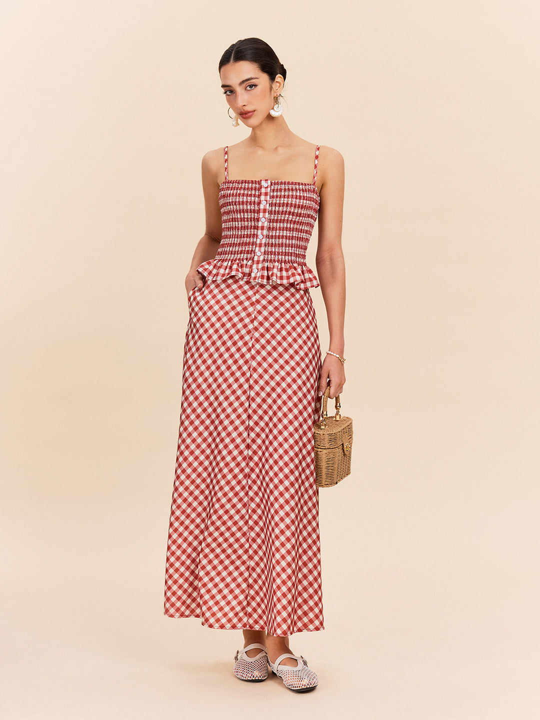 Şık Kareli Cepli Etek ile Rahat Stil