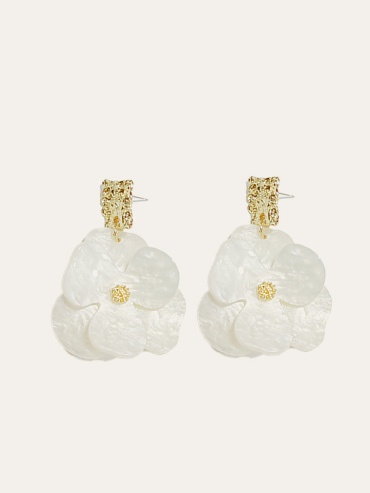 Şık Altın Çiçek Desenli Damla Küpeler