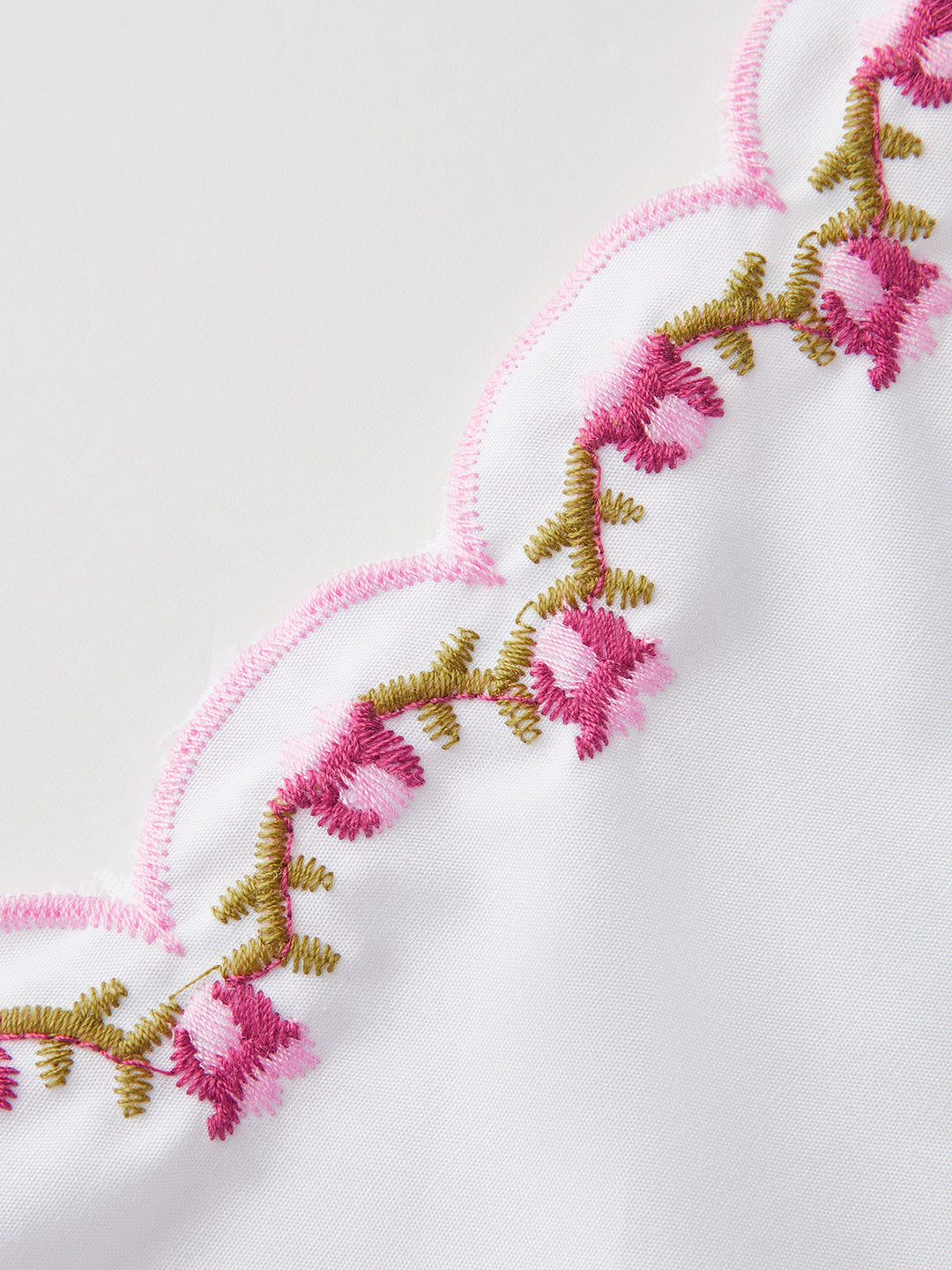 Çekici Puf Kol Bluz, Nakışlı Kelebek Kenar Detayı ve Şık Fiyonk ile