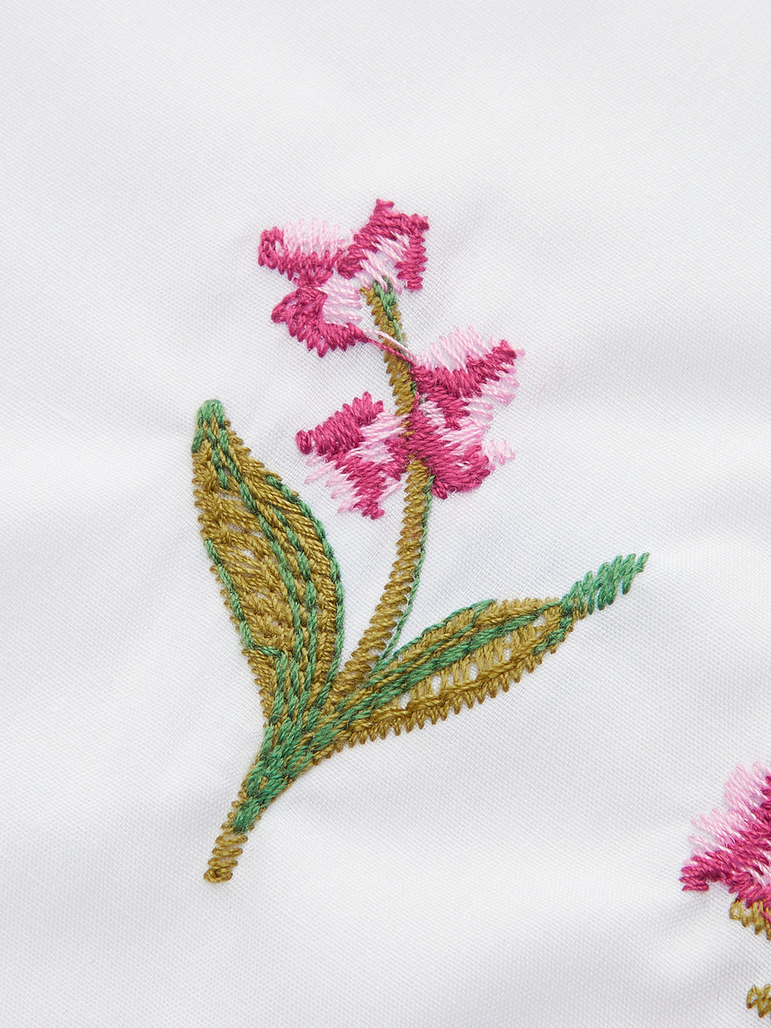 Çekici Puf Kol Bluz, Nakışlı Kelebek Kenar Detayı ve Şık Fiyonk ile