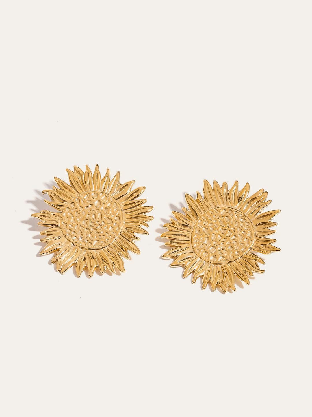 Işıltılı Ayçiçeği Küpeleri ile Zarafet Katın