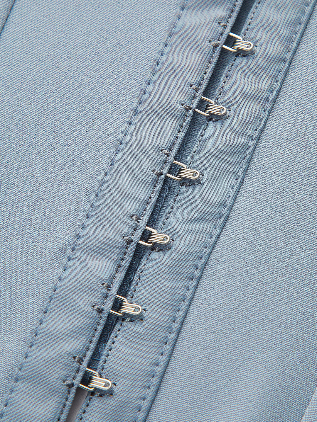 Çarpıcı Dantel Kenarlı Kalp Yaka Korse, Şık Fiyonk Detayı ile