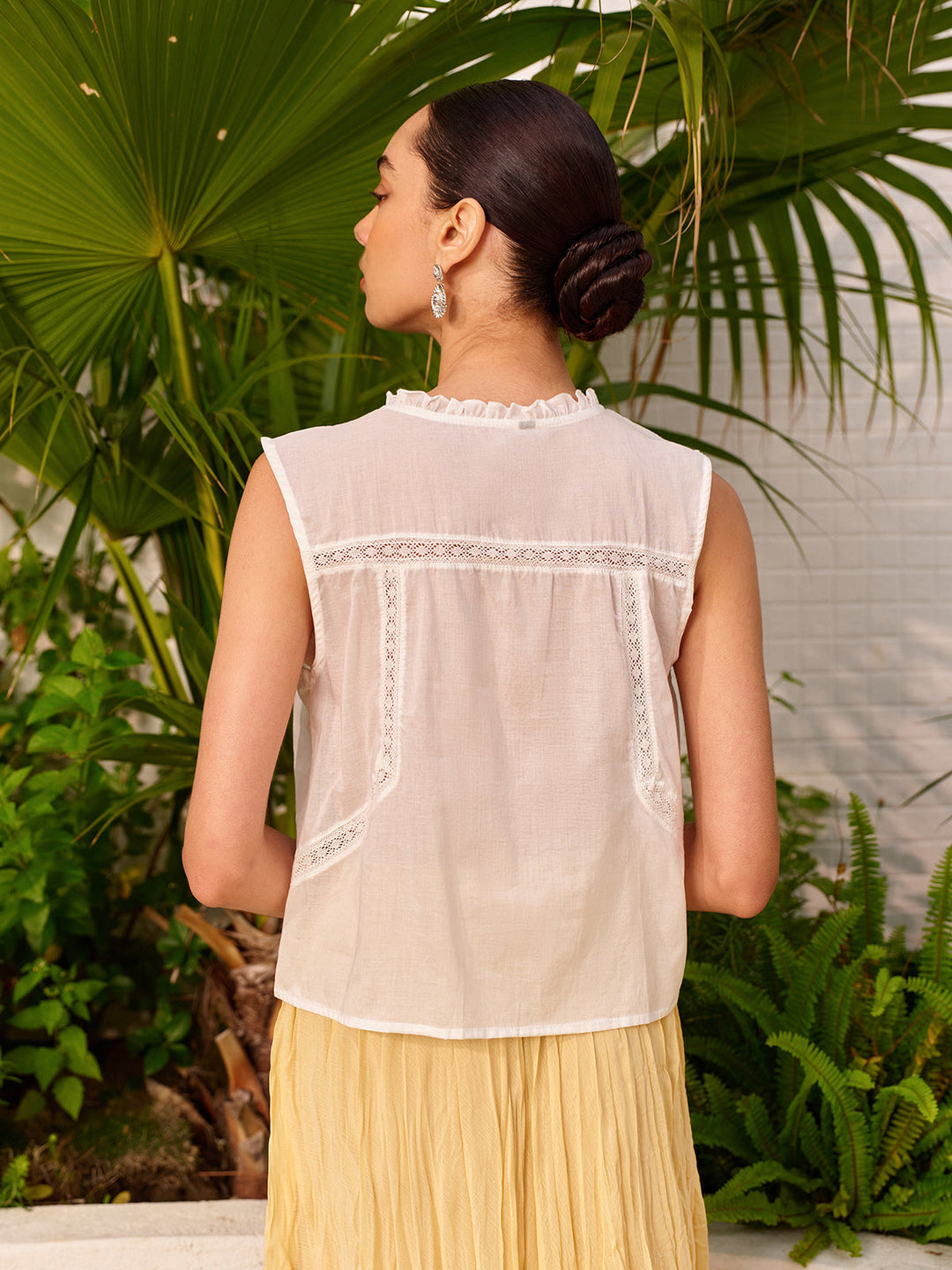 Yarı şeffaf dantel bluz, nakışlı ve şık kravat ile