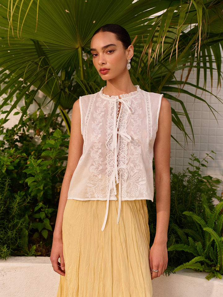 Yarı şeffaf dantel bluz, nakışlı ve şık kravat ile