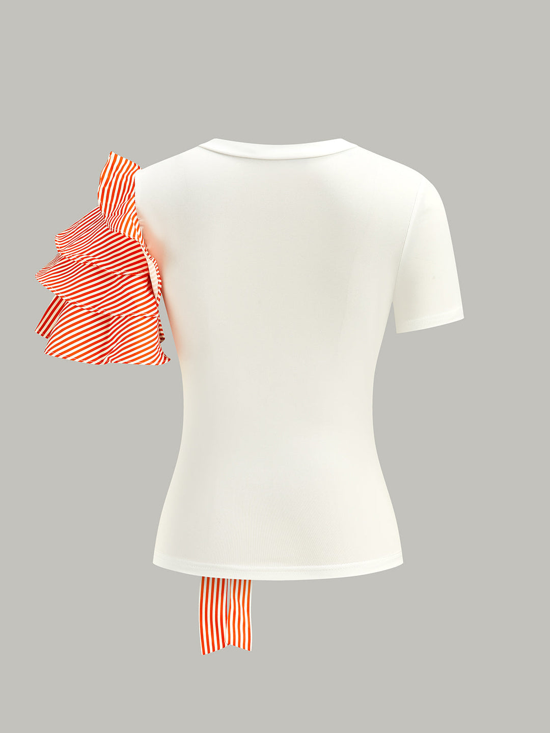 Şık görünüm için çizgili üst ve rozet detaylı uyumlu kombinasyon