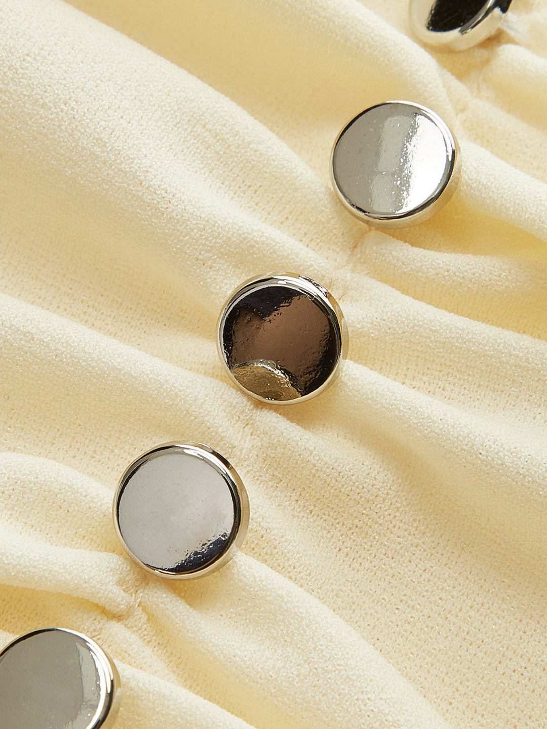 V Yaka Kısa Bluz, Asimetrik Bel ve Şık Düğme Detayları