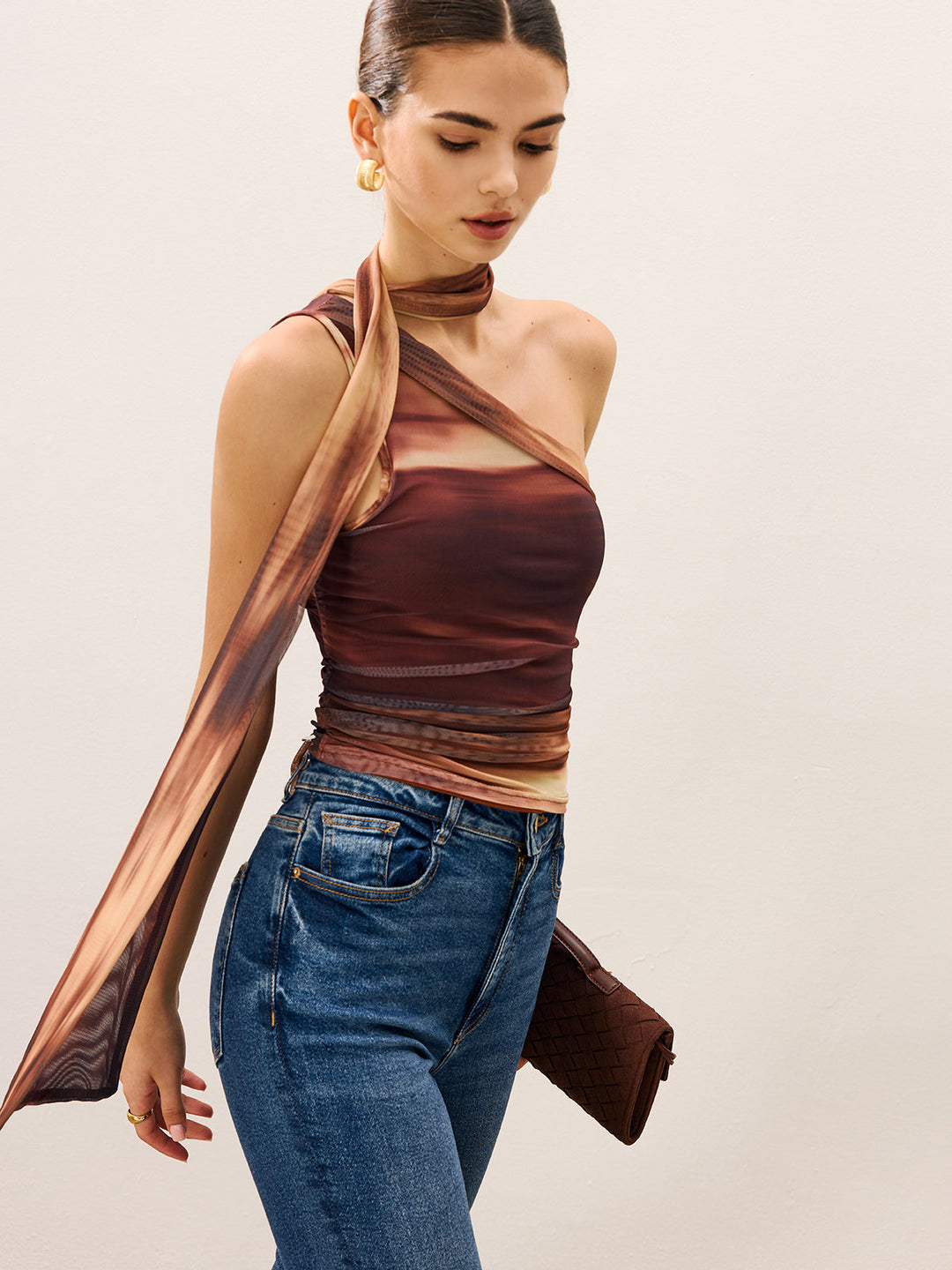 Şık Şal Detaylı Üst Parça ile Şık Bir Görünüm