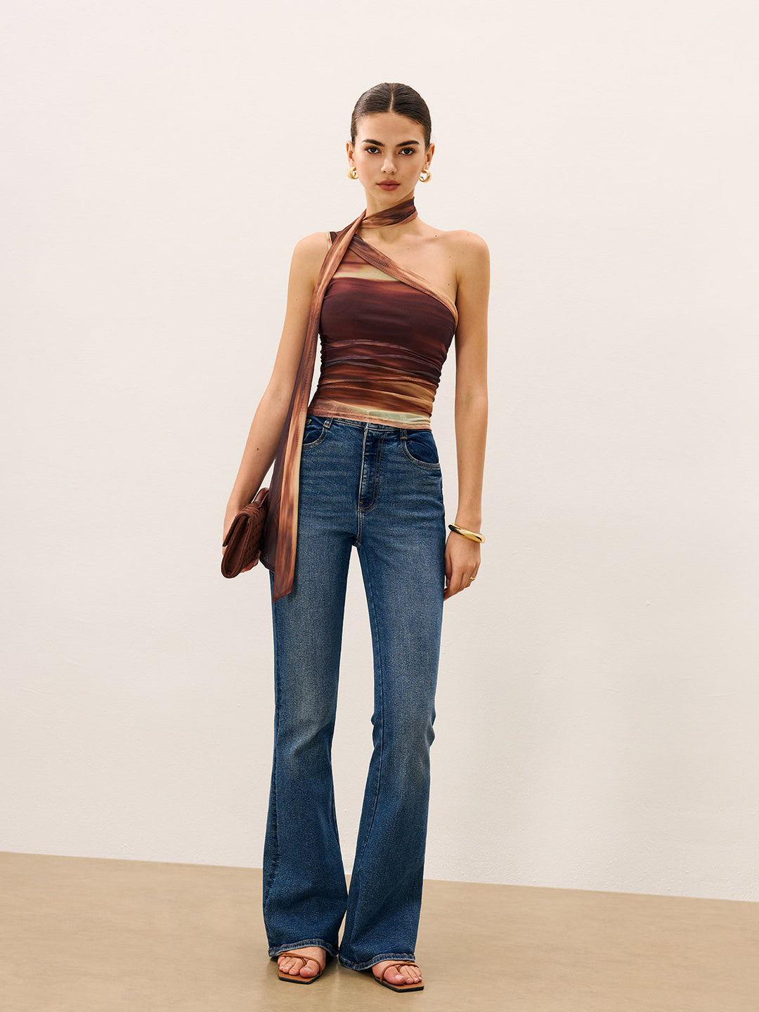 Şık Şal Detaylı Üst Parça ile Şık Bir Görünüm