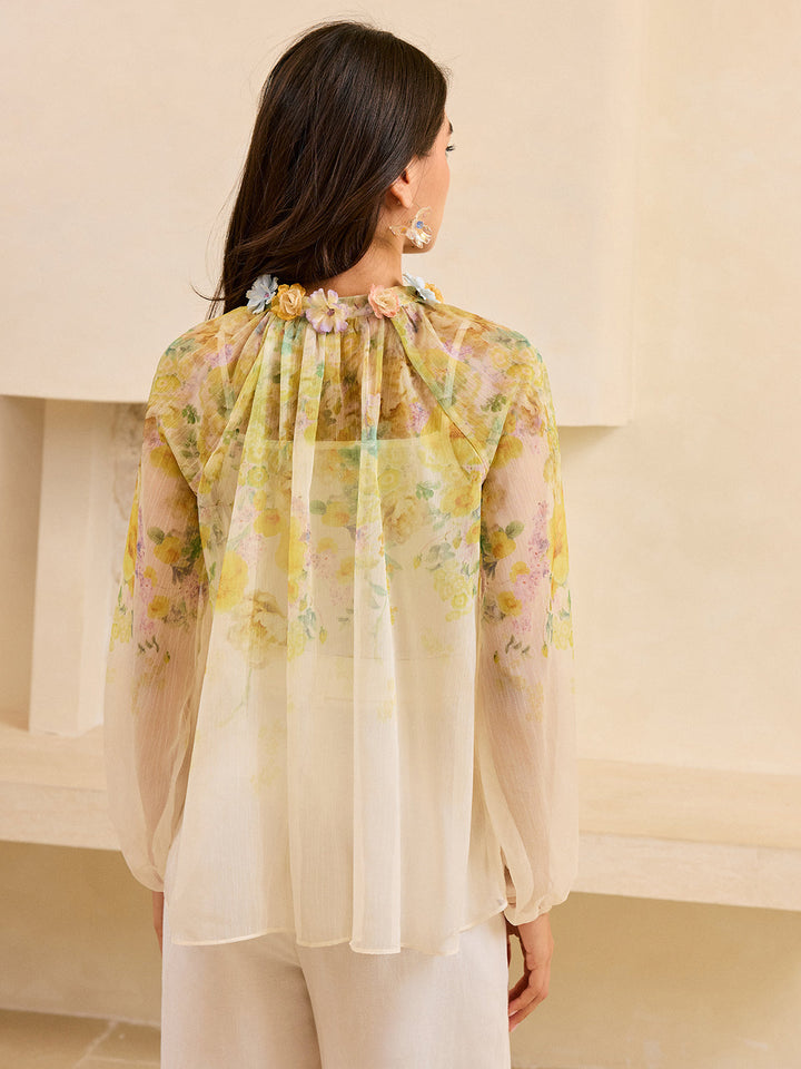 Yarı şeffaf bluz, zarif çiçek detaylarıyla