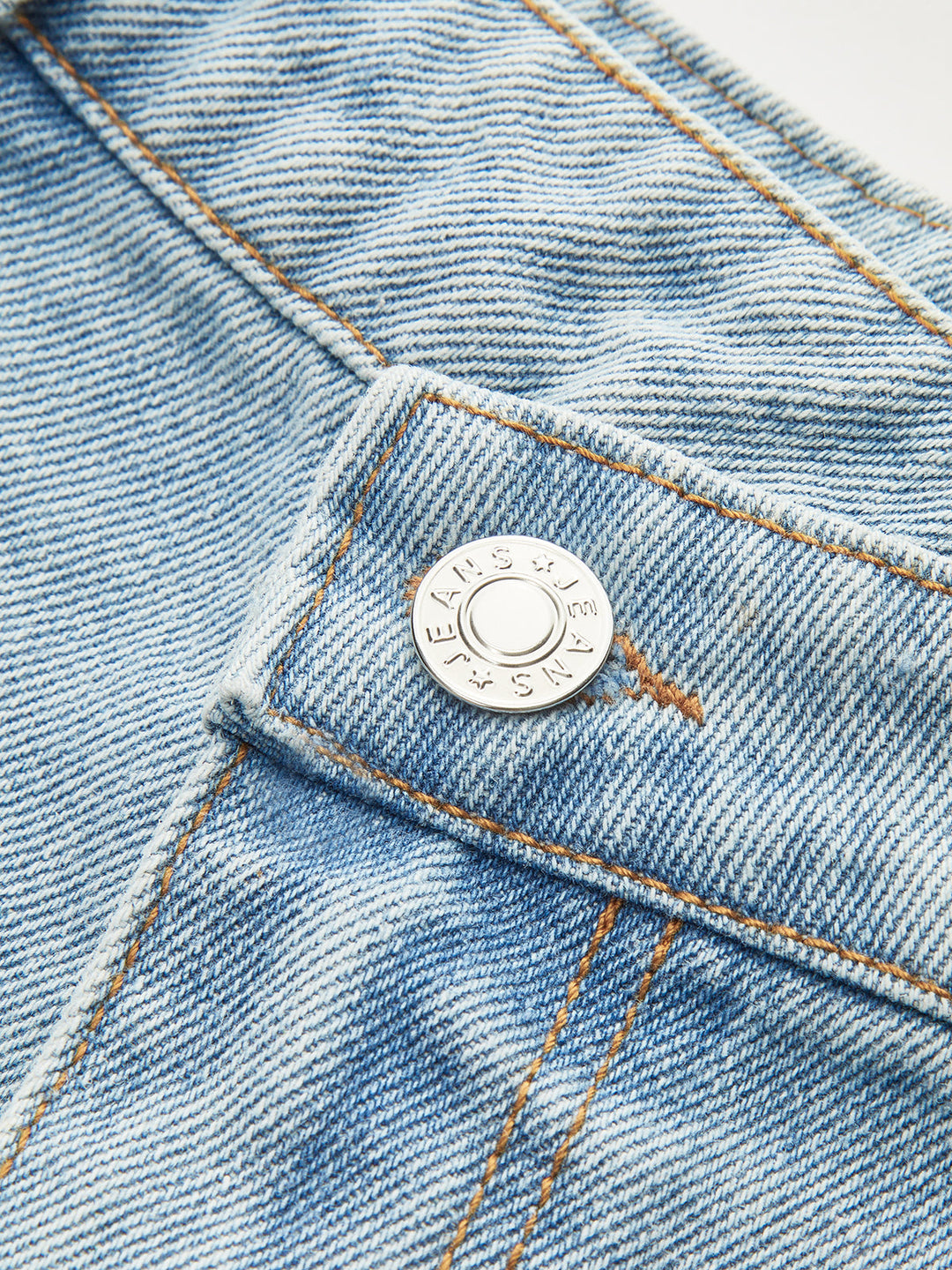 Asimetrik Bel Yıpranmış Jean Şort