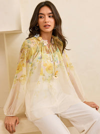 Yarı şeffaf bluz, zarif çiçek detaylarıyla