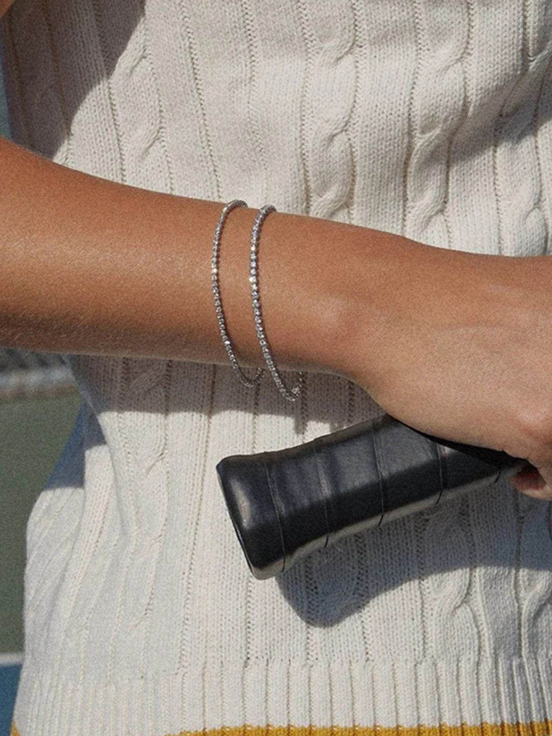 Çok çeşitli tarzlarda kristal süslemeli bilezikler