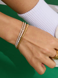 Çok çeşitli tarzlarda kristal süslemeli bilezikler