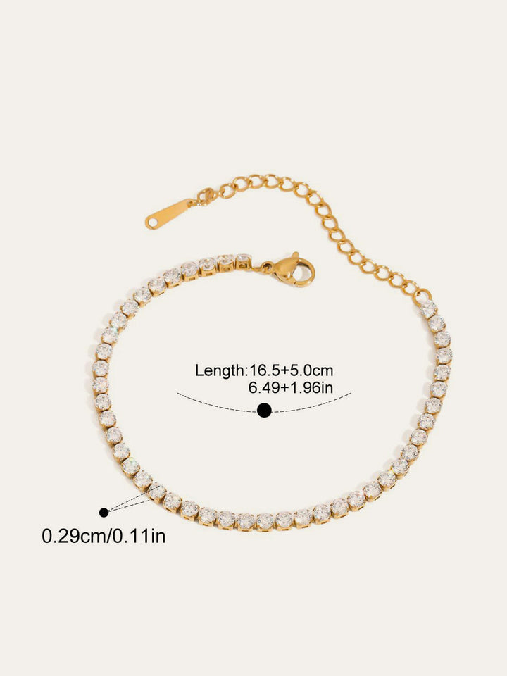 Çok çeşitli tarzlarda kristal süslemeli bilezikler