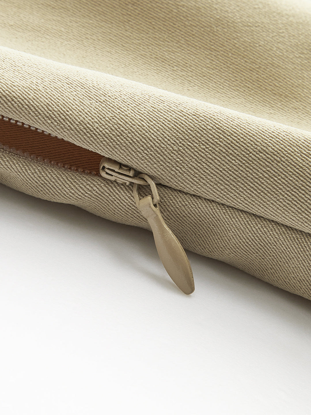 Şık ve Trendy Görünüm İçin Kuşaklı Yakasız Bluz