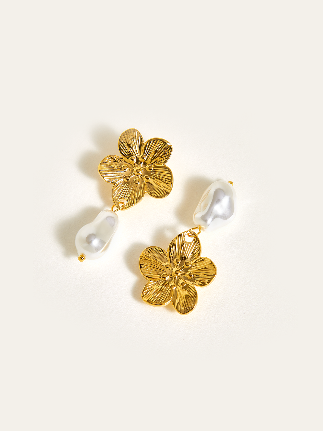 Altın Çiçekli İnci Damla Küpe