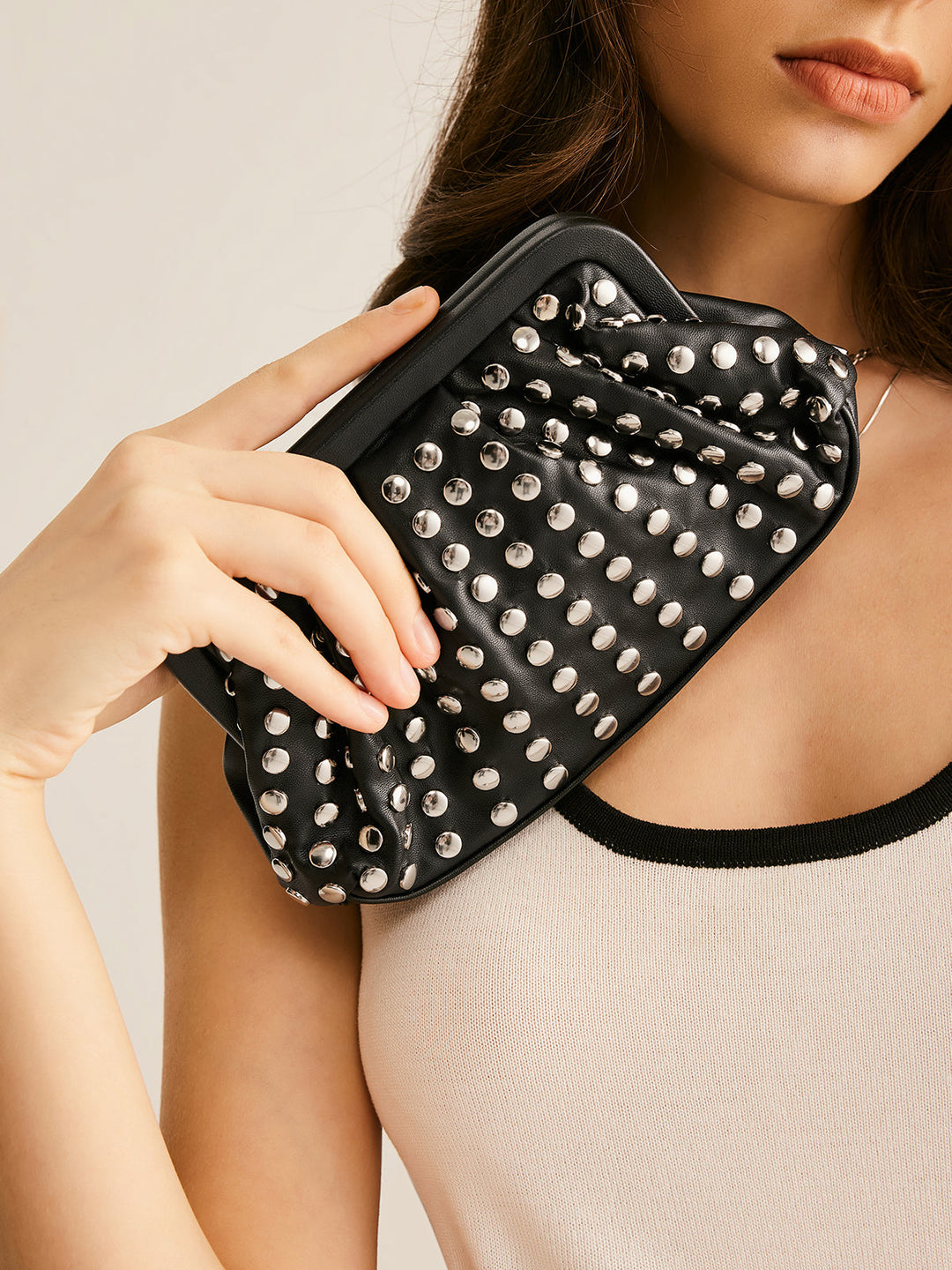 İşlemeli Plise Clutch Çanta, şık ve zarif tasarım