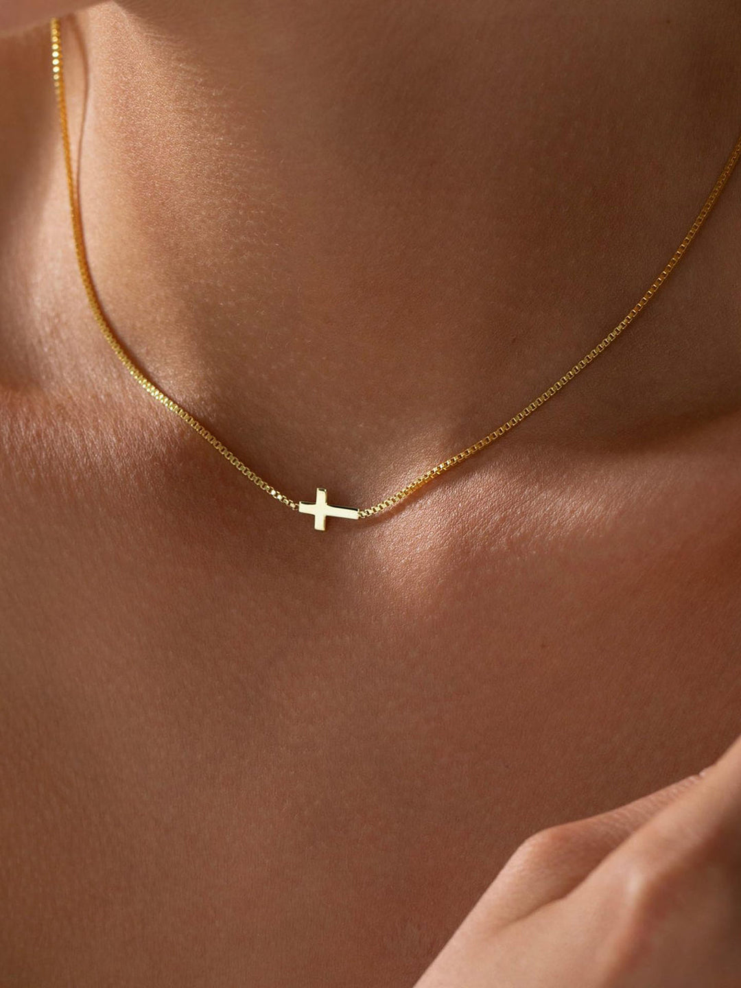 Svelte Chic Mini Haç Kolye, %100 Titanyum Çelik