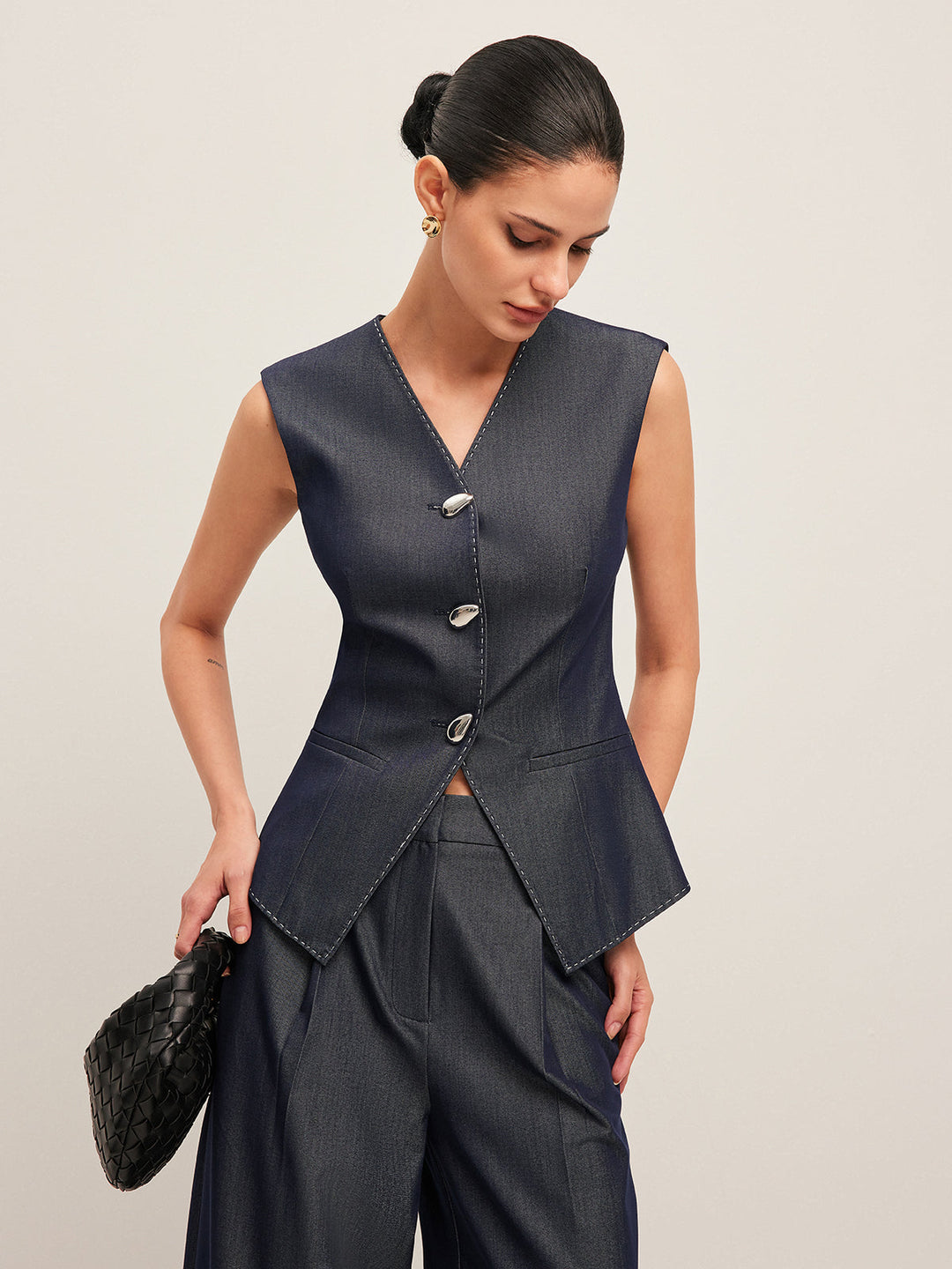 Şık Kontrast Dikişli Peplum Yelek ve Şık Düğme Detayları