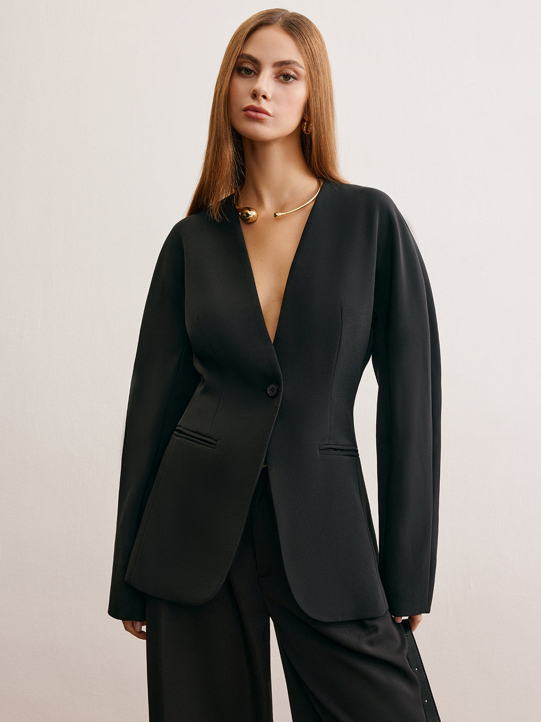 Fonksiyonel Bölmeli Düğmeli Blazer giyen bir kadın