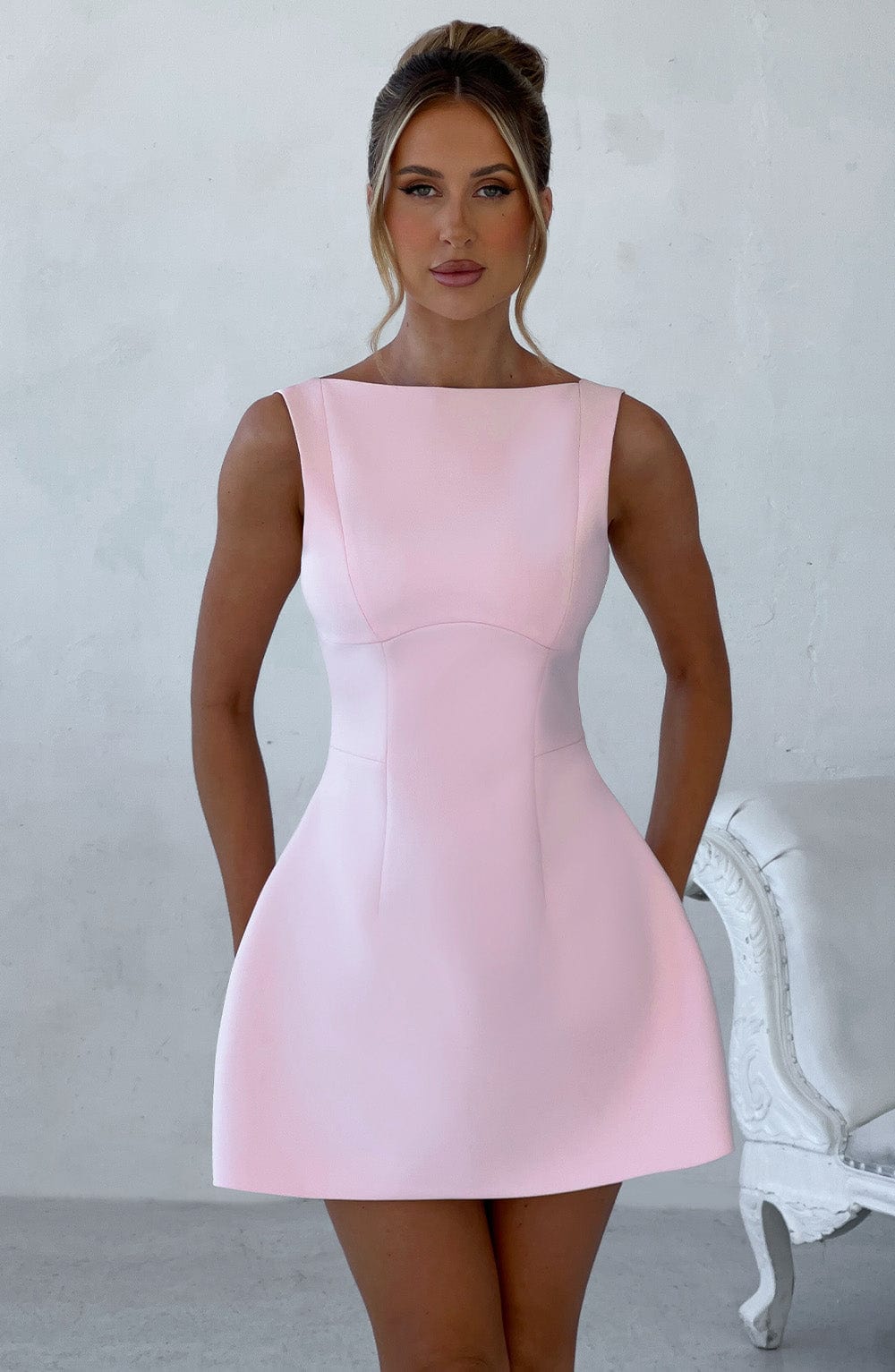 Alana Mini Elbise - Allık rengi, balon etekli ve yüksek yakalı tasarım