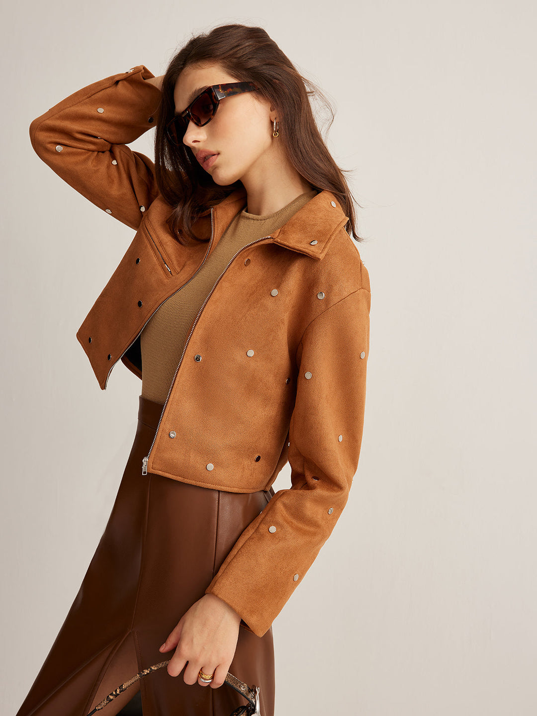 Studlu Fermuarlı Kısa Blazer, şık ve gündelik stil