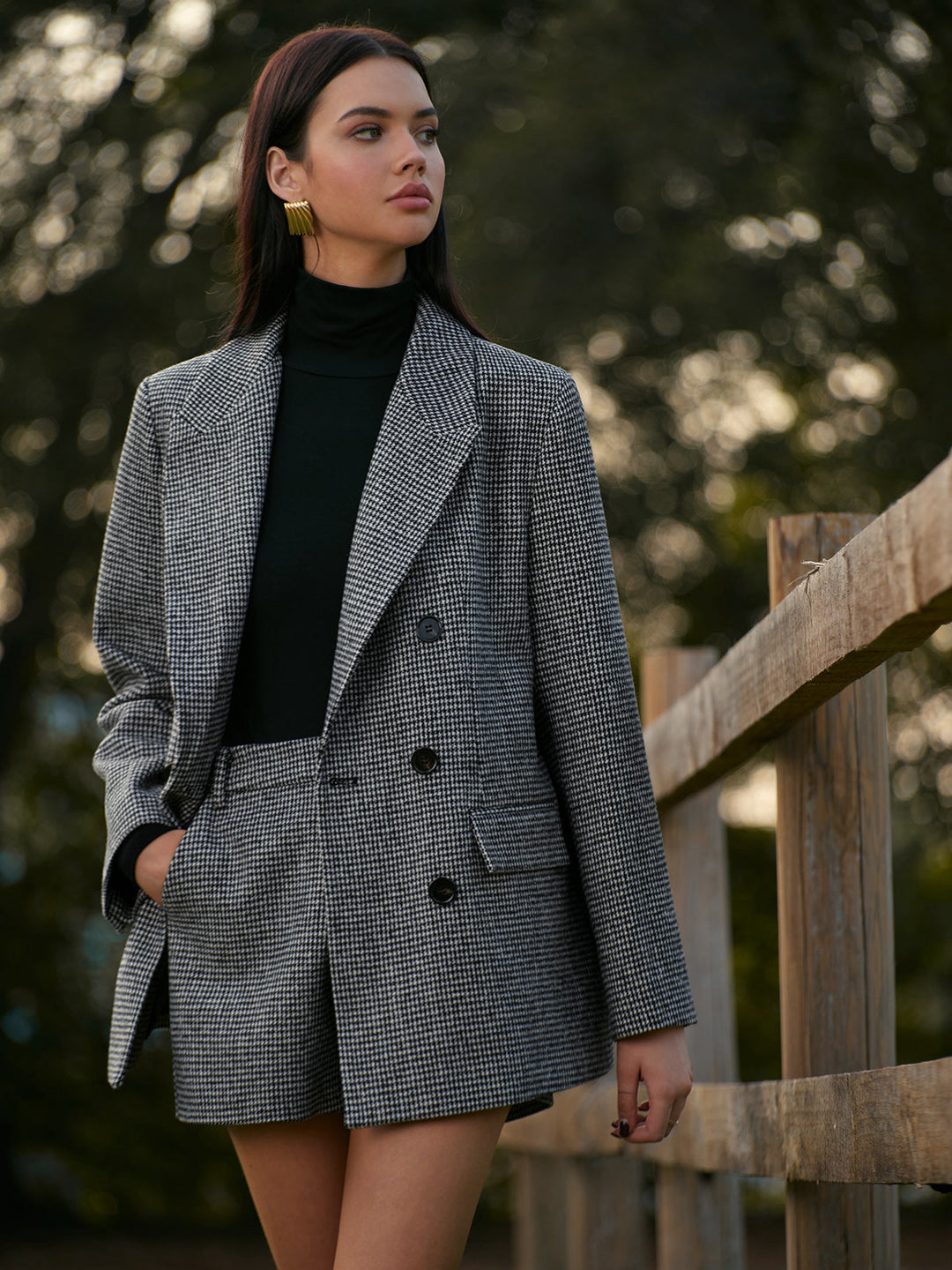 Kedi Dişi Tweed Blazer, şık düğme detayıyla