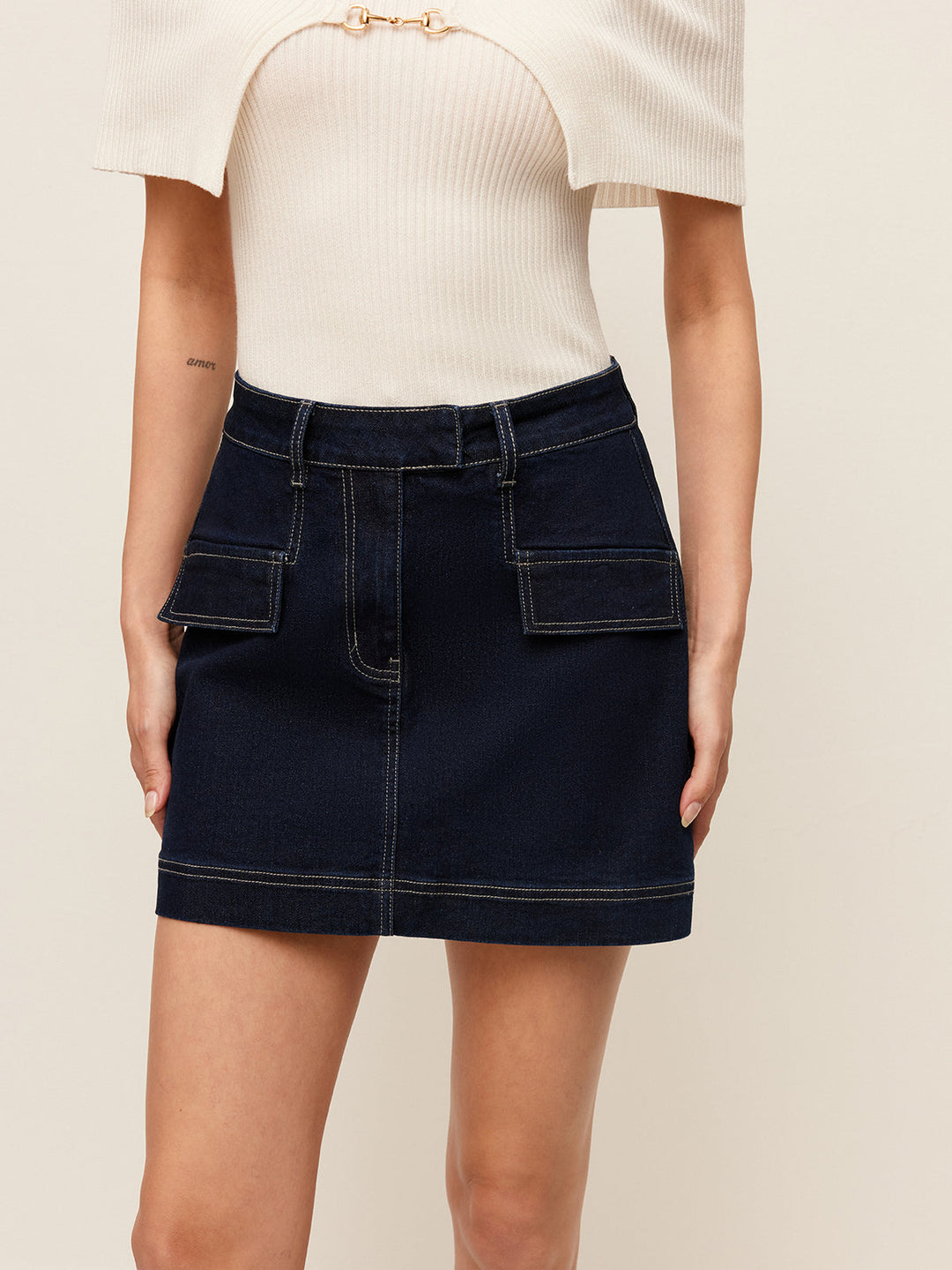 Şık dekoratif ceplerle denim etek