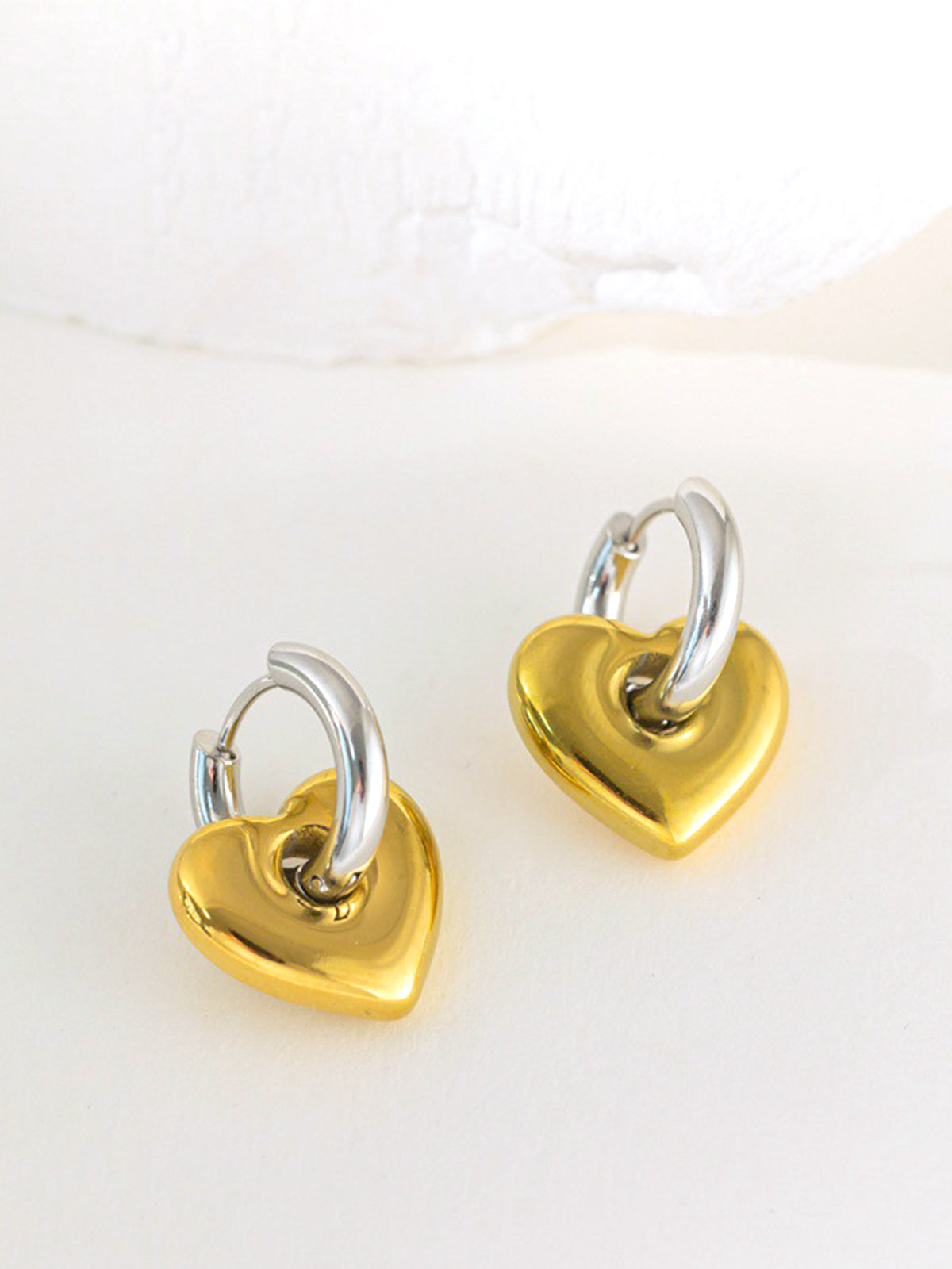 1pc Contrast Heart Drop Earrings