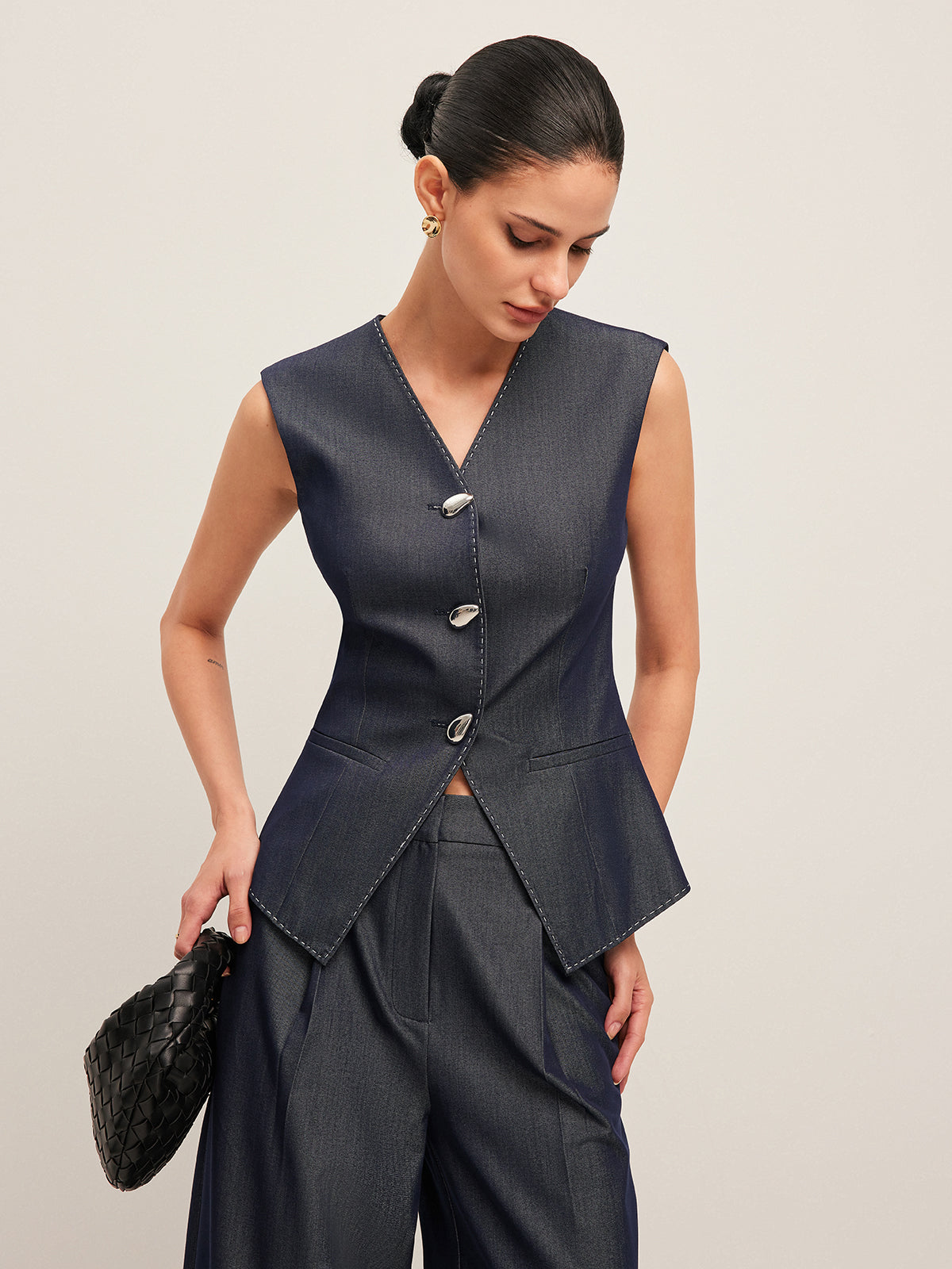 Şık Kontrast Dikişli Peplum Yelek ve Şık Düğme Detayları
