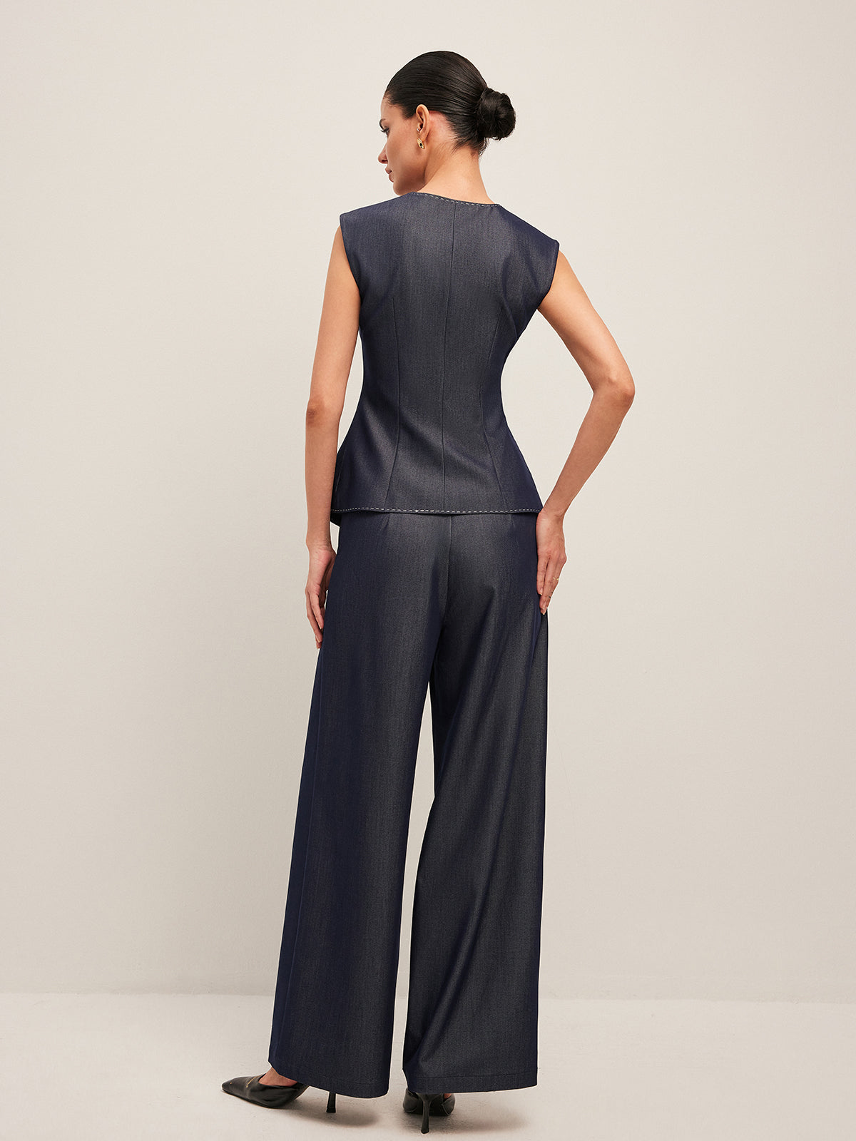 Şık Kontrast Dikişli Peplum Yelek ve Şık Düğme Detayları