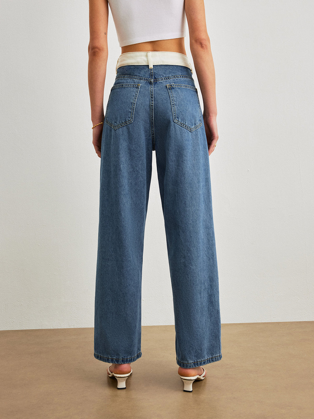 Şık Orta Bel Denim Jeanler ile Şık Kontrast Detay